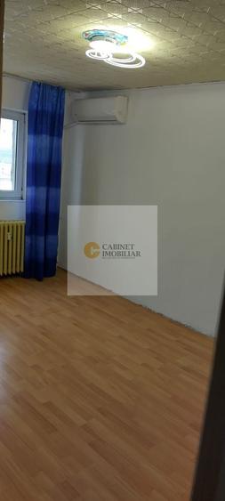 Apartament cu 3 camere semidecomandat în Giulești