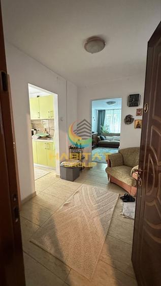 Apartament cu 3 camere semidecomandat în Olteniței