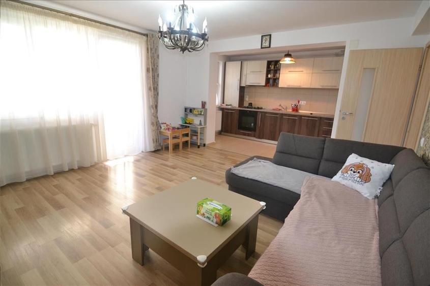 Apartament cu 3 camere decomandat în Tractorul