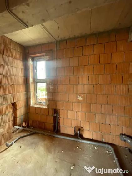 Apartament cu 2 camere semidecomandat în Independenței