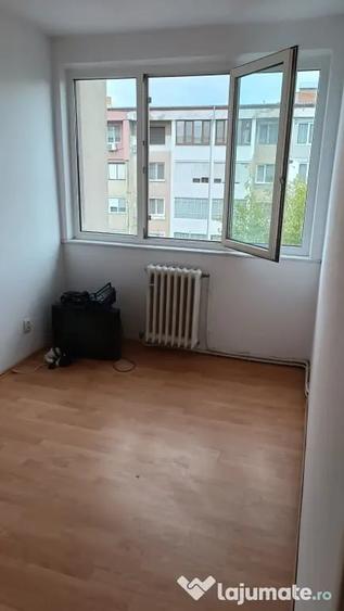 Apartament cu 3 camere semidecomandat în Micro 4