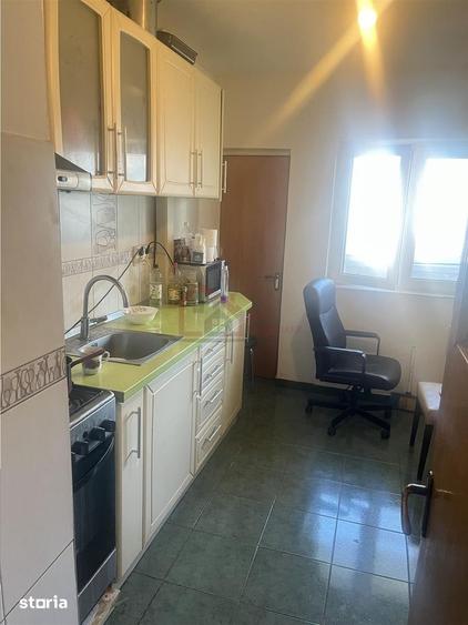Apartament cu 4 camere decomandat în Tei
