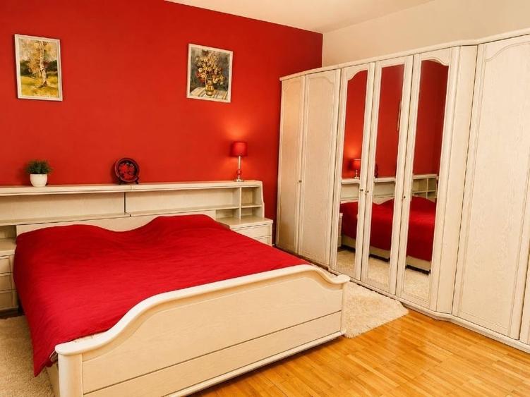 Casă individuală cu 5 camere cu Garaj în Est