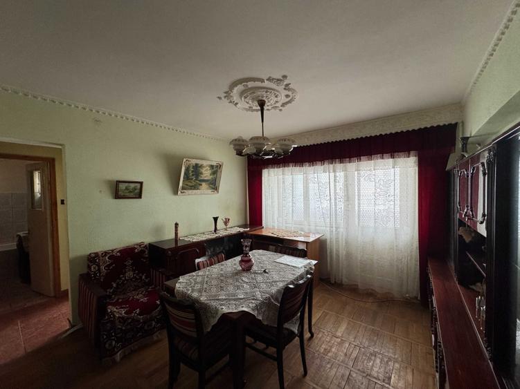 Apartament cu 3 camere semidecomandat în Central
