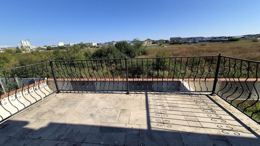 Casă cu 4 camere cu Canalizare în Est