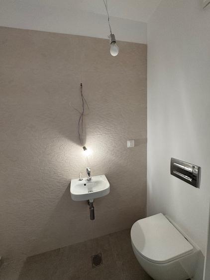 Apartament cu 3 camere semidecomandat în Sisești