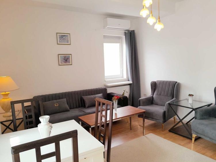 Apartament cu 3 camere decomandat în Roșu