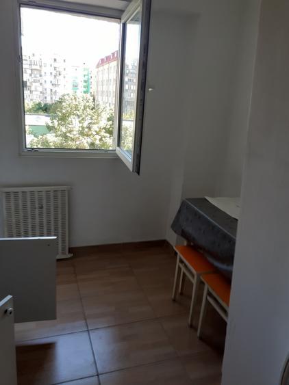 Apartament cu 3 camere decomandat în Lacul Tei