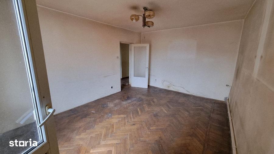 Apartament cu 3 camere decomandat în Petros