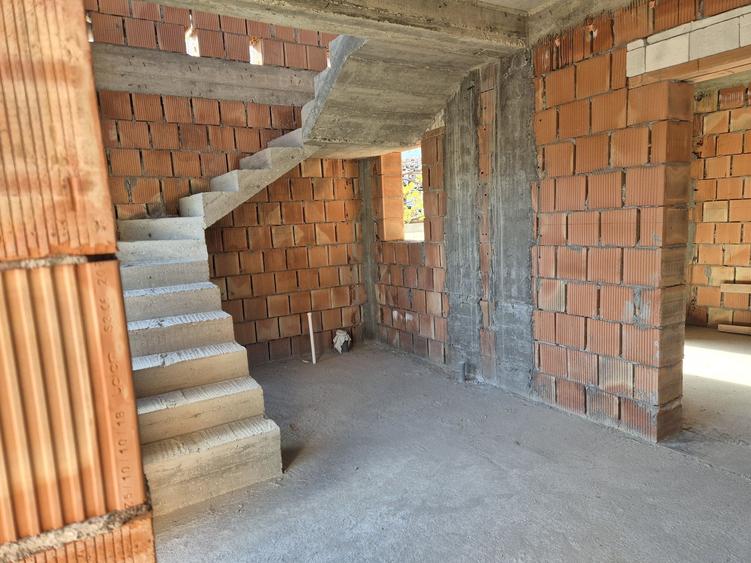 Casă cu 4 camere în Central