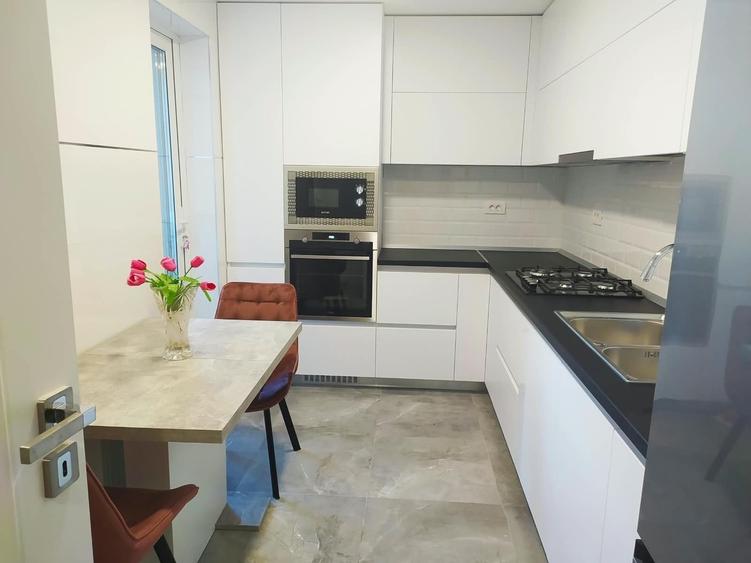 Apartament cu 3 camere decomandat în Central