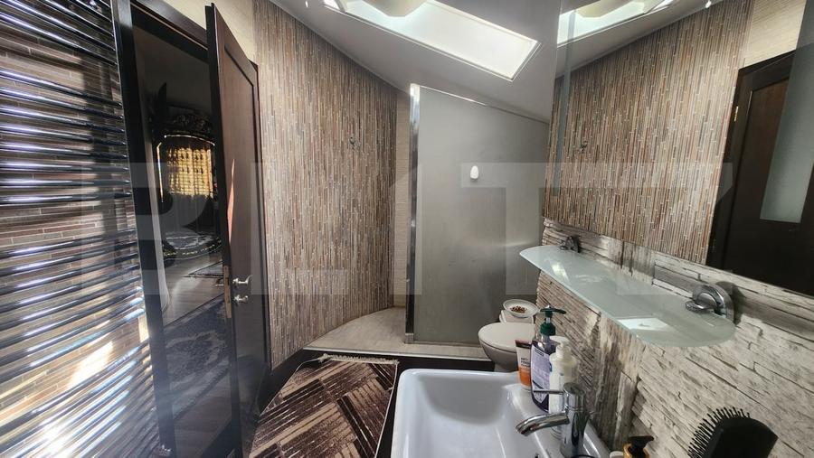 Casă individuală cu 7 camere cu Canalizare în Central