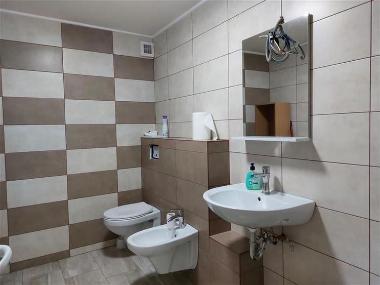 Casă individuală cu 8 camere cu Canalizare în Gai