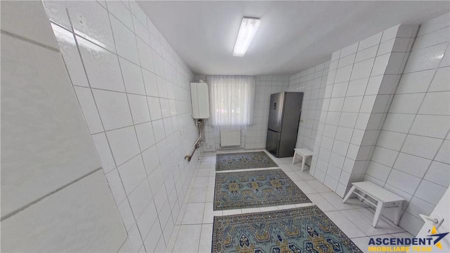 Apartament cu 3 camere decomandat în Calea București