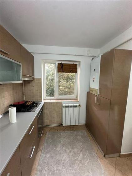 Apartament cu 3 camere semidecomandat, mobilat în Podu Roș