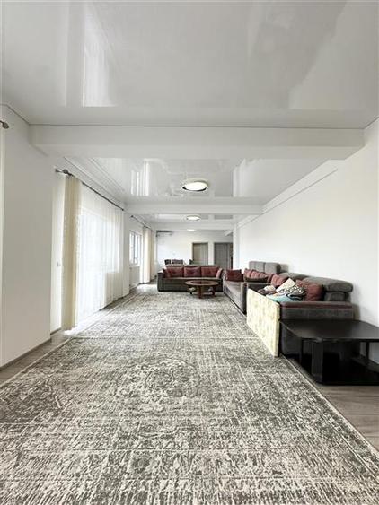 Apartament cu 3 camere semidecomandat, mobilat în Nord