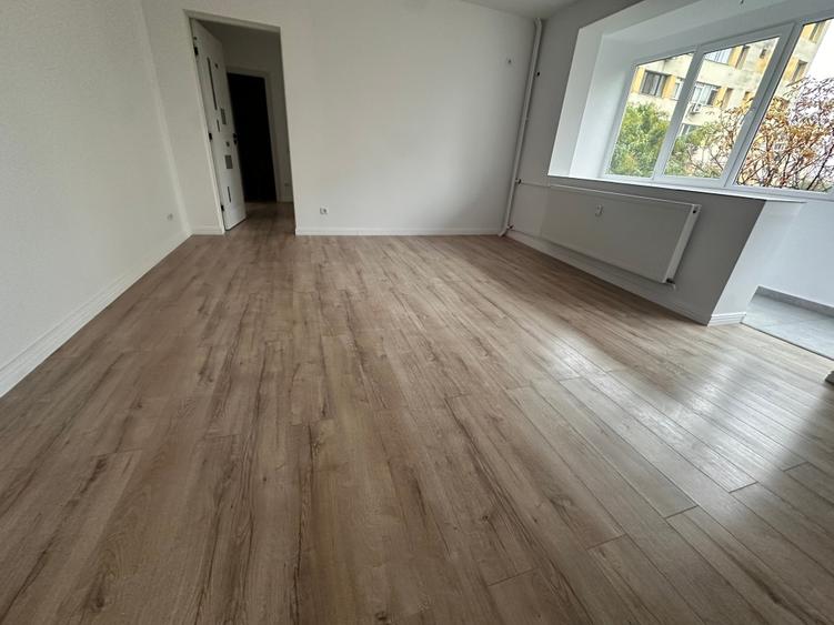 Apartament cu 3 camere semidecomandat în Lacul Tei