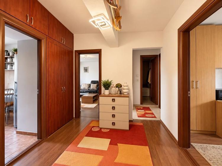 Apartament cu 4 camere decomandat în Decebal