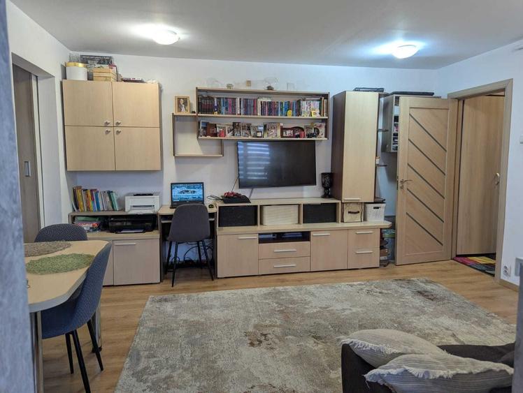 Apartament cu 3 camere semidecomandat, mobilat în Buziașului