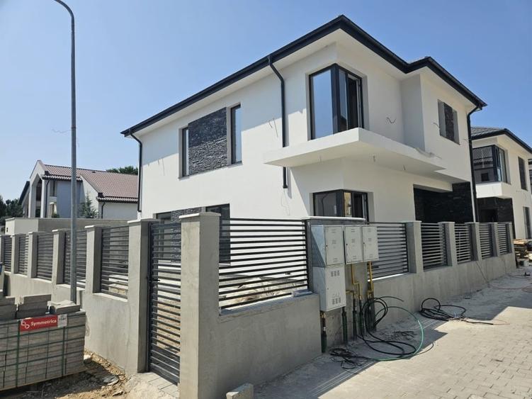 Casă individuală cu 5 camere cu Teren 300 Mp în Central
