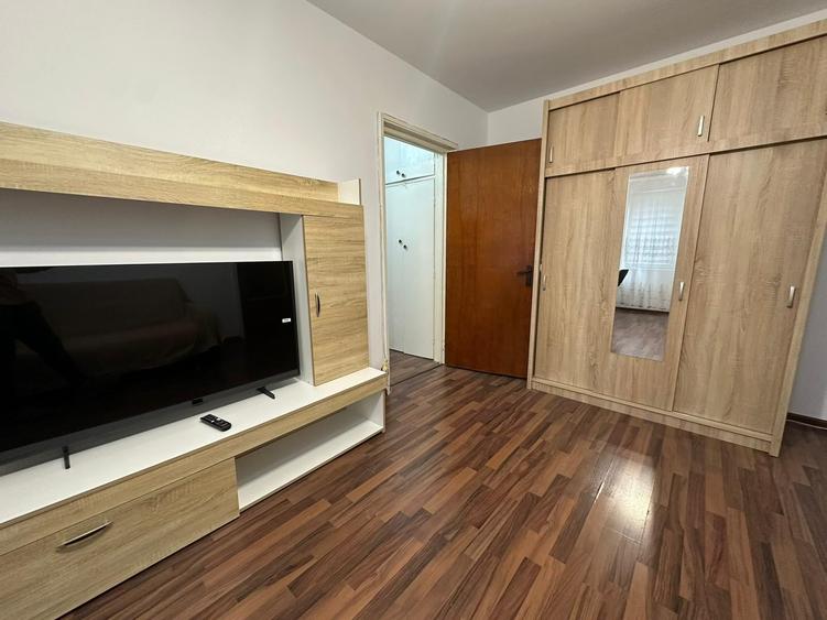 Apartament cu 3 camere semidecomandat în Gorjului