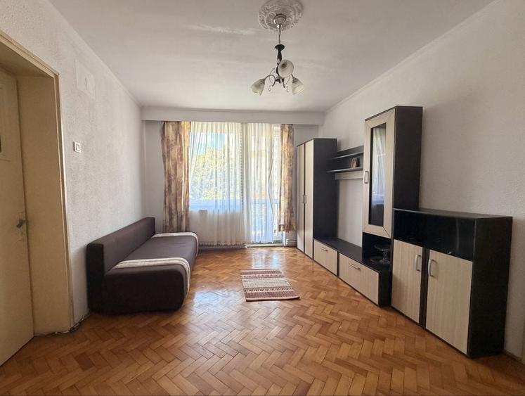 Apartament cu 2 camere semidecomandat în Calea București