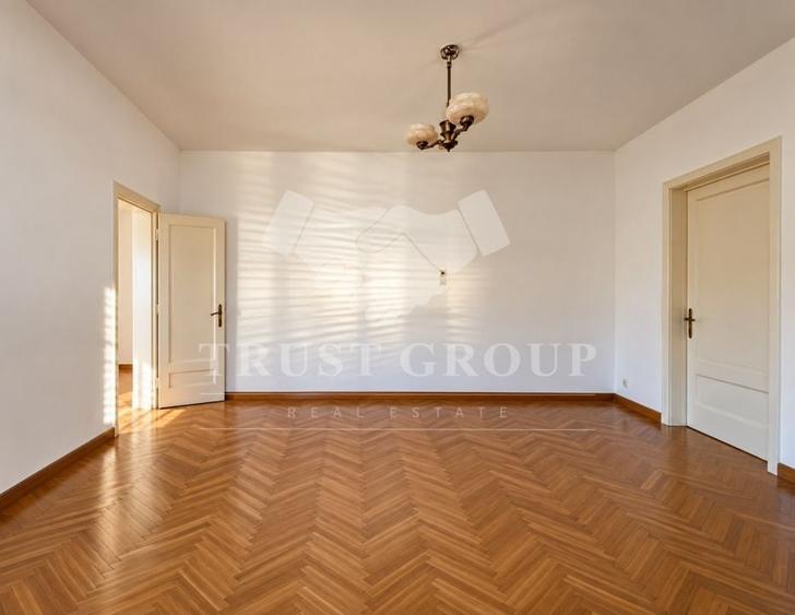 Apartament cu 5 camere semidecomandat în Matei Voievod