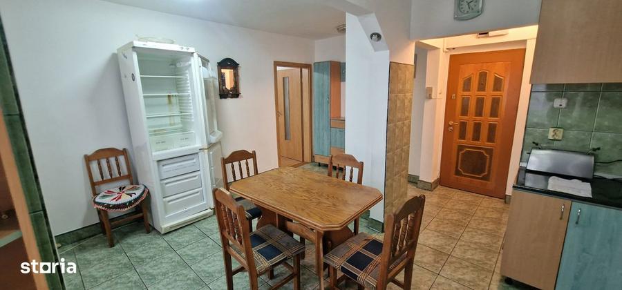 Apartament cu 3 camere semidecomandat, mobilat în Mihai Viteazul