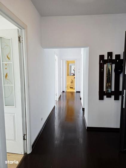 Apartament cu 3 camere decomandat în Tei