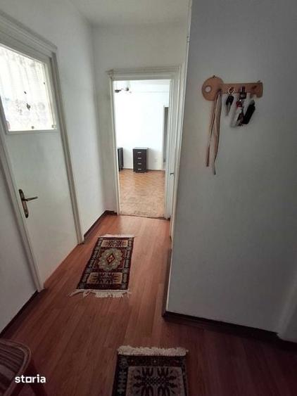 Apartament cu 3 camere semidecomandat în Policlinica