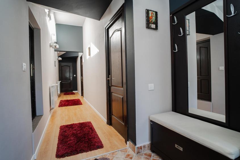 Casă individuală cu 10 camere cu Canalizare în Tătărași