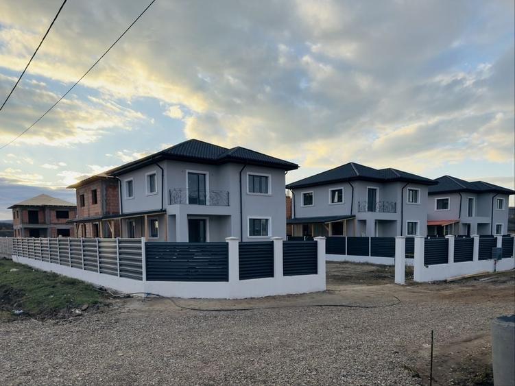 Casă cu 4 camere în Vernești