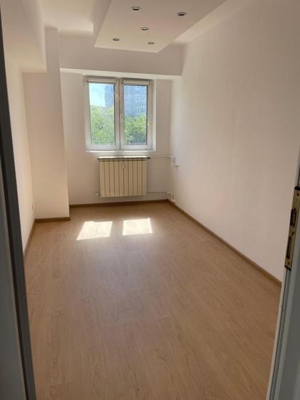 Apartament cu 3 camere semidecomandat în Exterior Vest