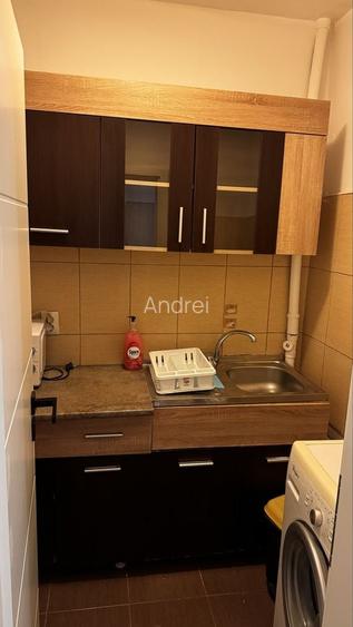 Garsoniera la parter langa calea ferata zona Cernei