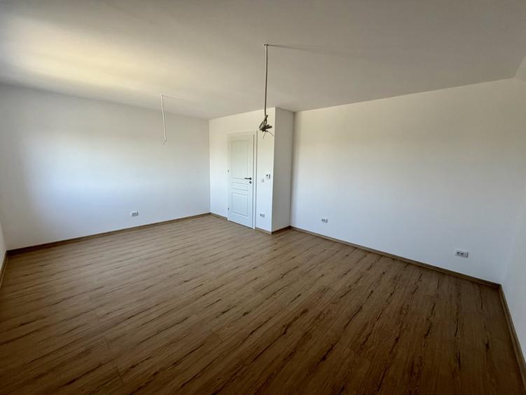 Duplex cu 4 camere cu Canalizare în Moșnița Nouă
