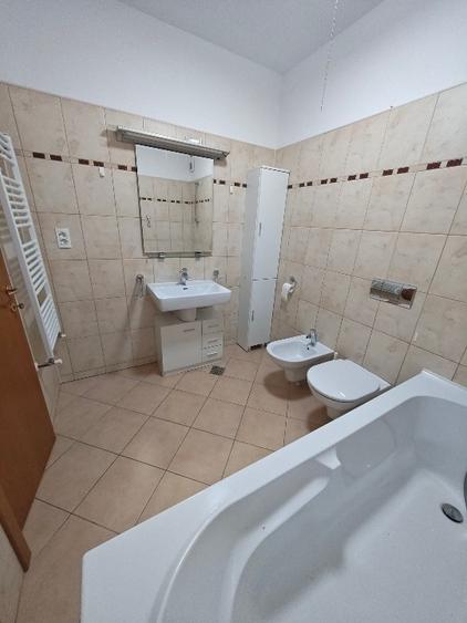 Apartament cu 3 camere decomandat în Moșilor