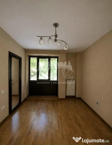 Apartament cu 3 camere semidecomandat în Central