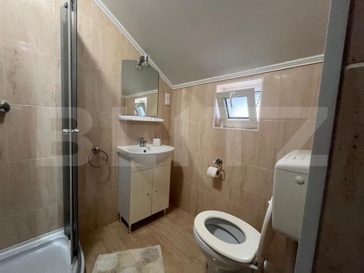Casă individuală cu 10 camere cu Canalizare în Haieu