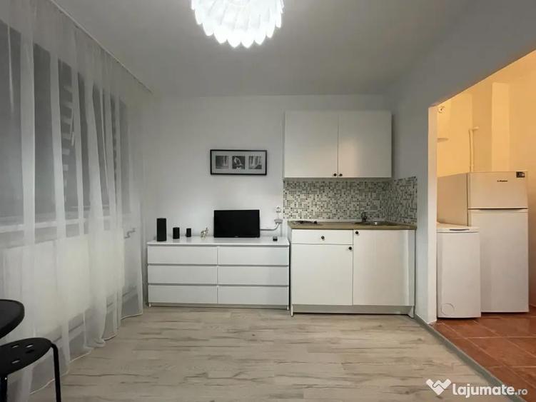 Garsonieră decomandată în 1 Decembrie