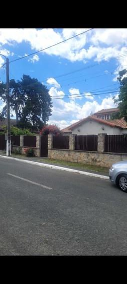 Casă cu 4 camere decomandat în Central