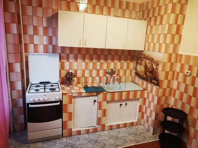 Apartament cu 3 camere semidecomandat, mobilat în Semicentral