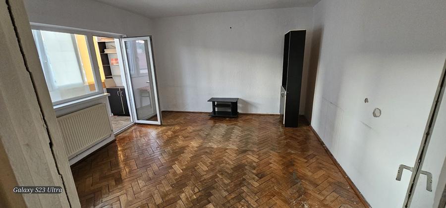Apartament cu 3 camere nedecomandat în Stana
