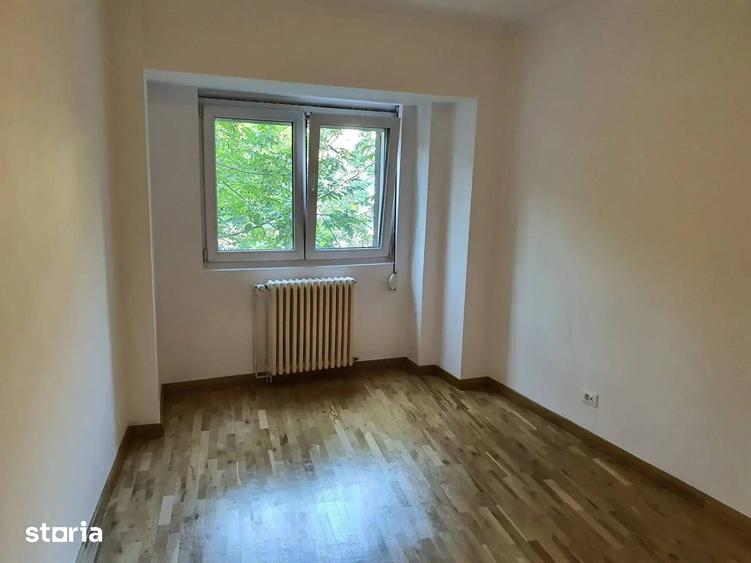 Apartament cu 4 camere semidecomandat în Centrul Civic