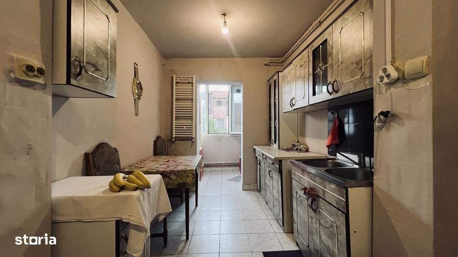 Apartament cu 3 camere decomandat în Aradului