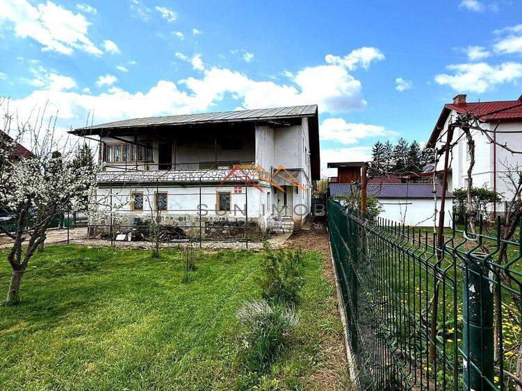 Casă cu 8 camere cu Canalizare în Câmpinița