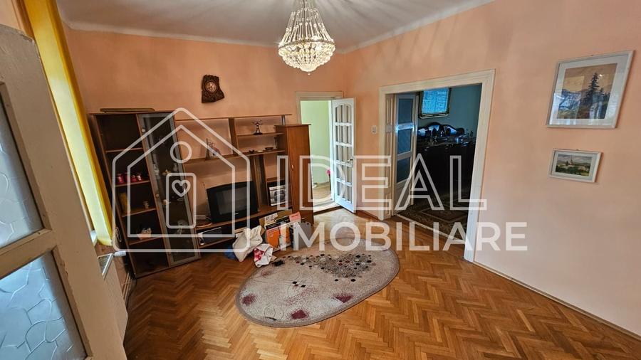 Casă individuală cu 8 camere cu Canalizare în Țiglari