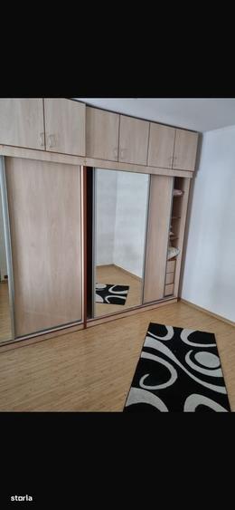 Apartament cu 3 camere semidecomandat în Sud