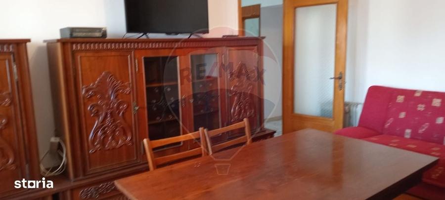 Apartament cu 3 camere decomandat în P-ța Spitalului