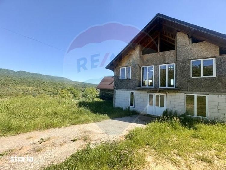 Casă cu 2 camere cu Teren 2744 Mp în Desești
