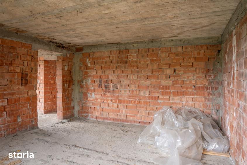 Casă cu 8 camere cu Teren 595 Mp în Scorțeni